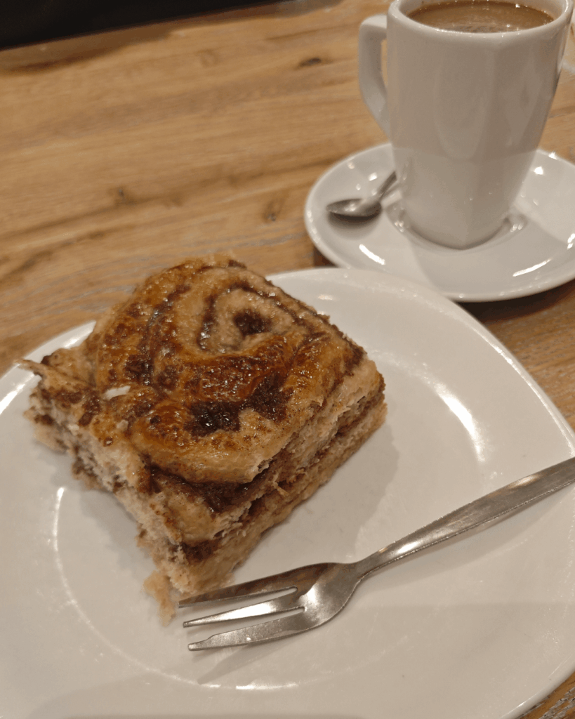 Cinnamon roll from the bakery☕