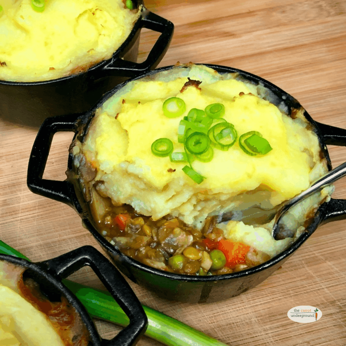 Gardener's Pie 🌱🥕 vegan shepherd's pie filled with mushrooms, lentils & veggies in a rich gravy. Cozy & delish.