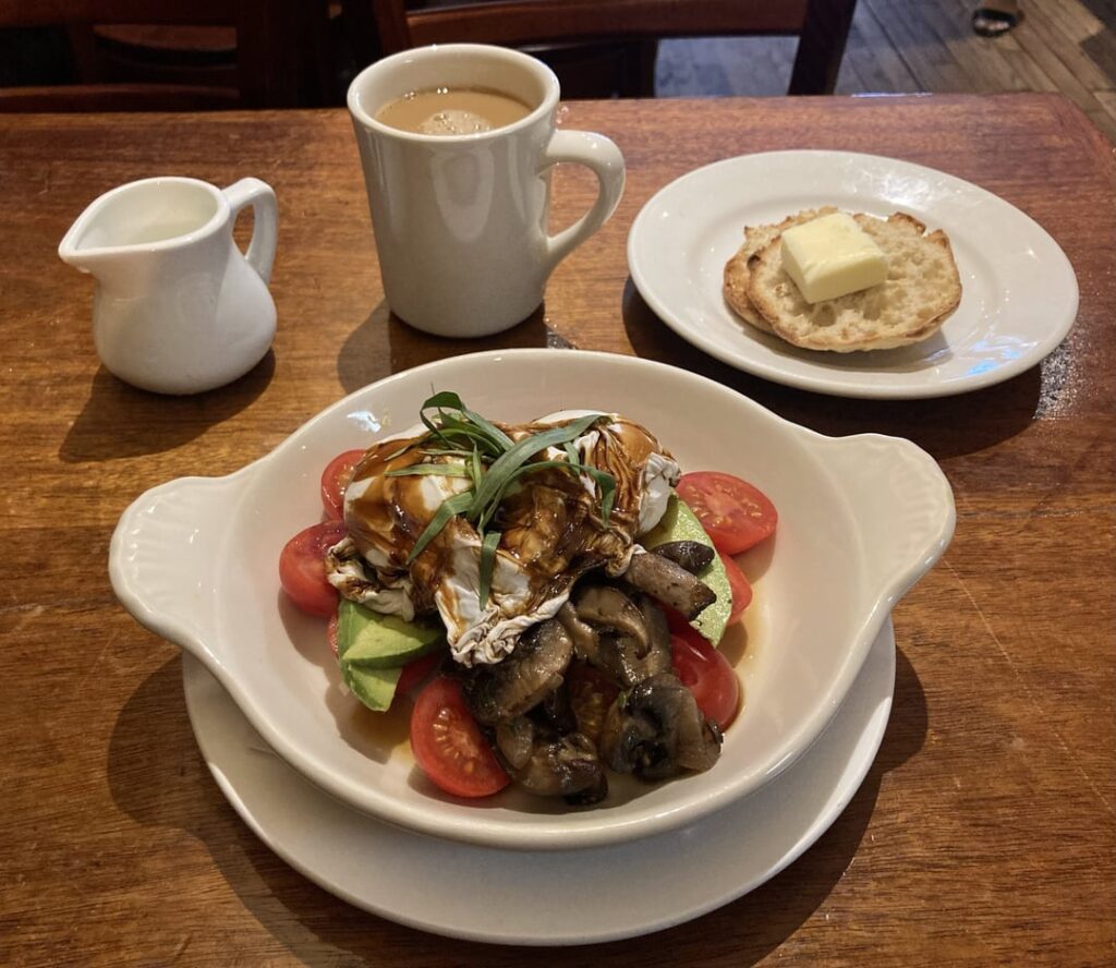 Recent eats: Elephant & Castle, Oasis, Adobo, Trans-Pecos' backyard, Shu Jiao Fu Zhou, Original Soupman, Oconomi, L'industrie (sandwich), Bleecker Street Pizza, Little Taco House