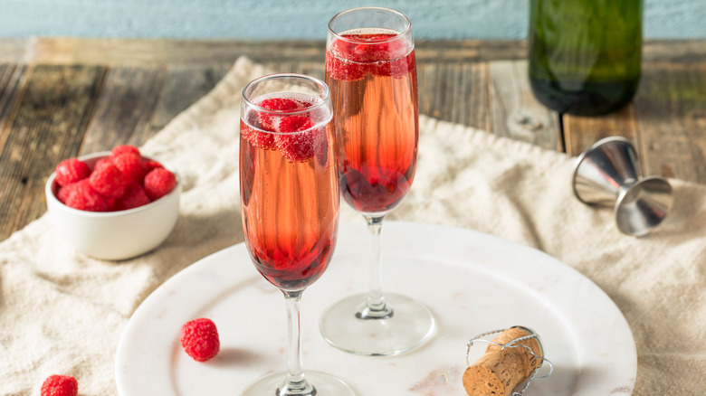 Cocktails on a plate with berries
