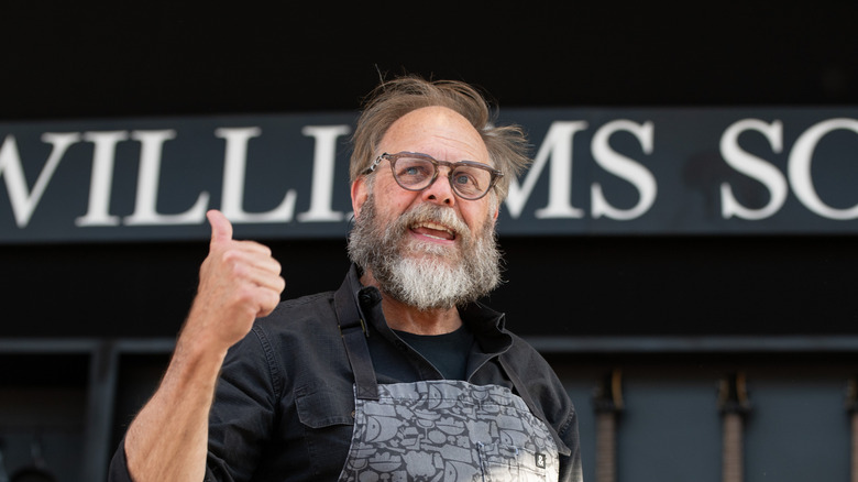 Alton Brown giving a thumbs up at a cooking demonstration