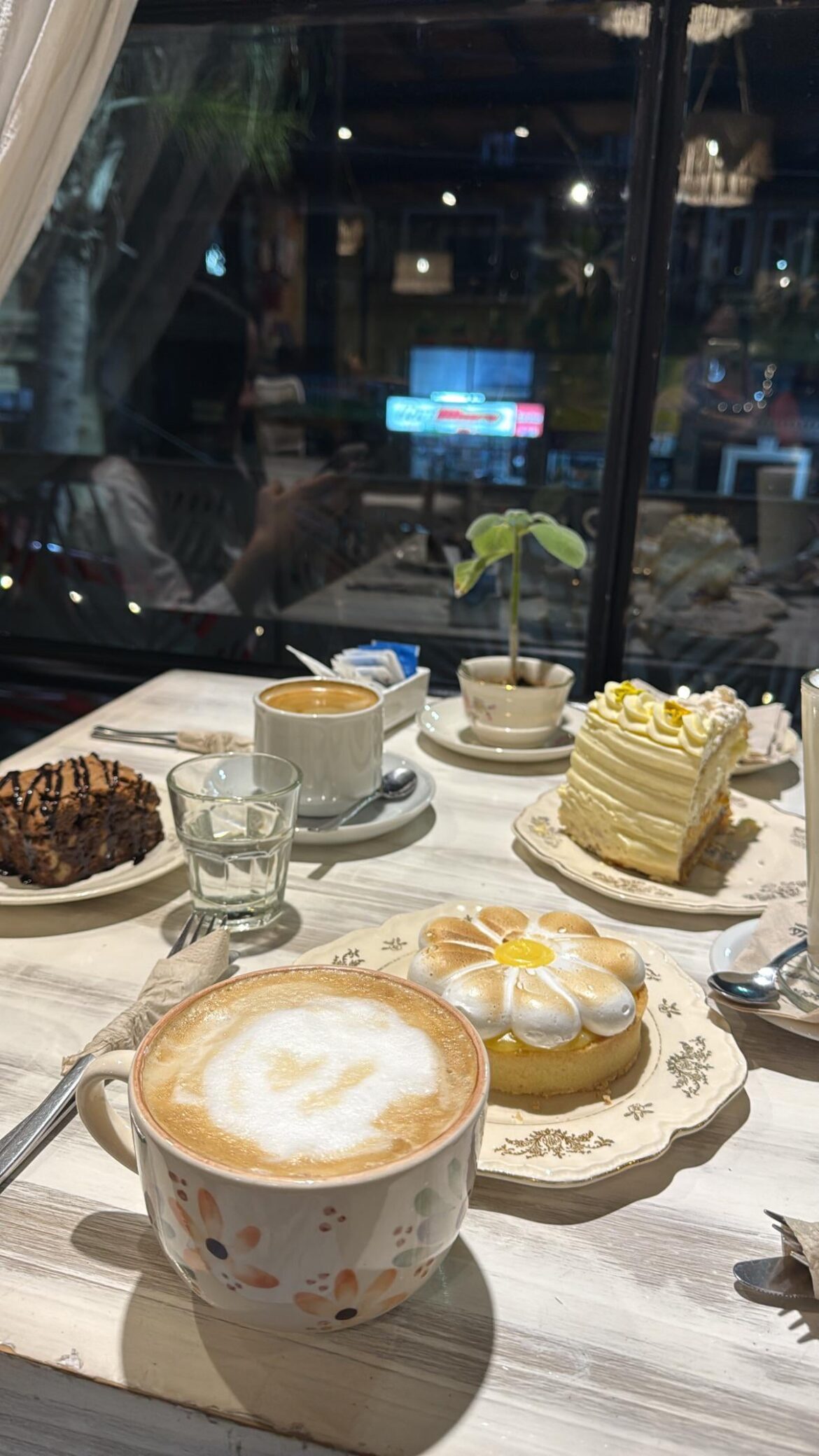 The flower-shaped lemon pie gives it the touch ☕️