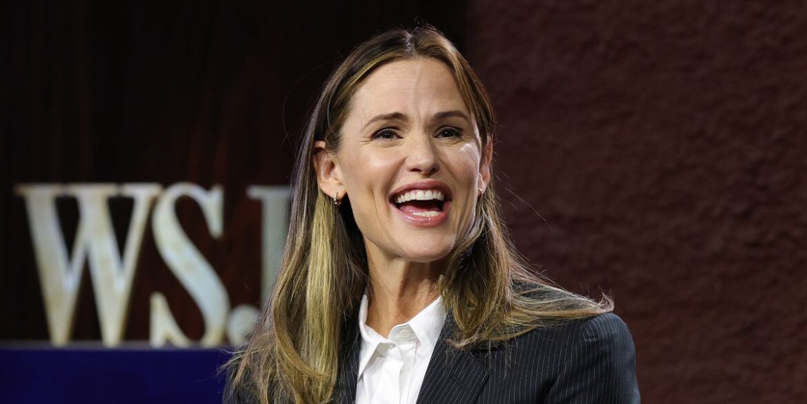Jennifer Garner Shares Adorable Video & Fans Demand She Gets Her Own Cooking Show