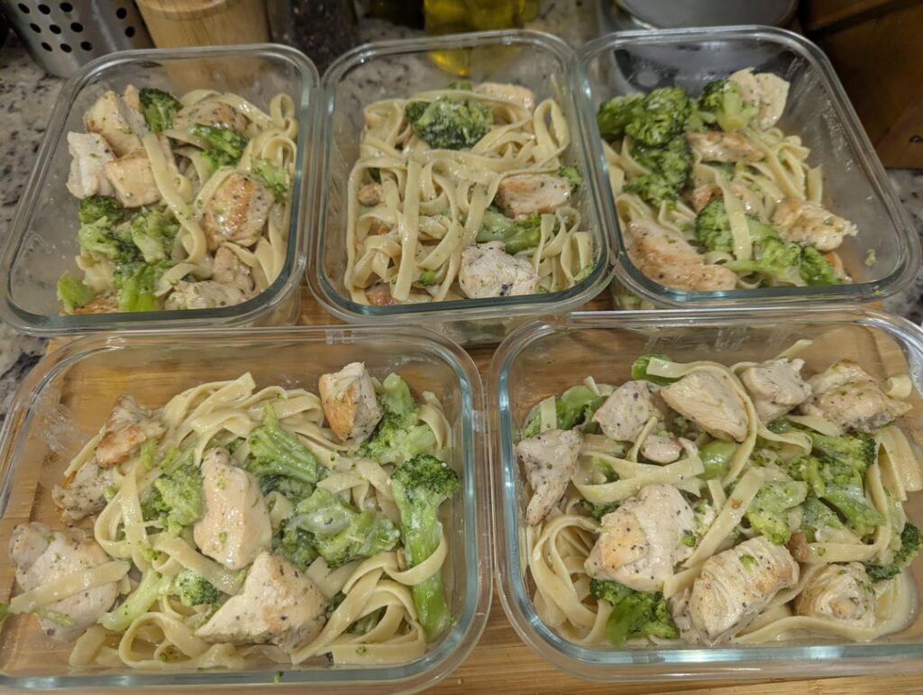 Chicken Fettuccine Alfredo with Broccoli (630 Calories) Chicken Fettuccine Alfredo with Broccoli (630 Calories)