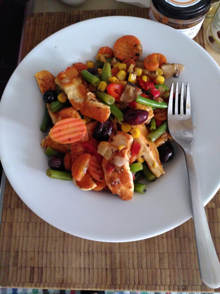 "Three ingredient lunch": halloumi, frozen vegetables and fermented kalamata olives