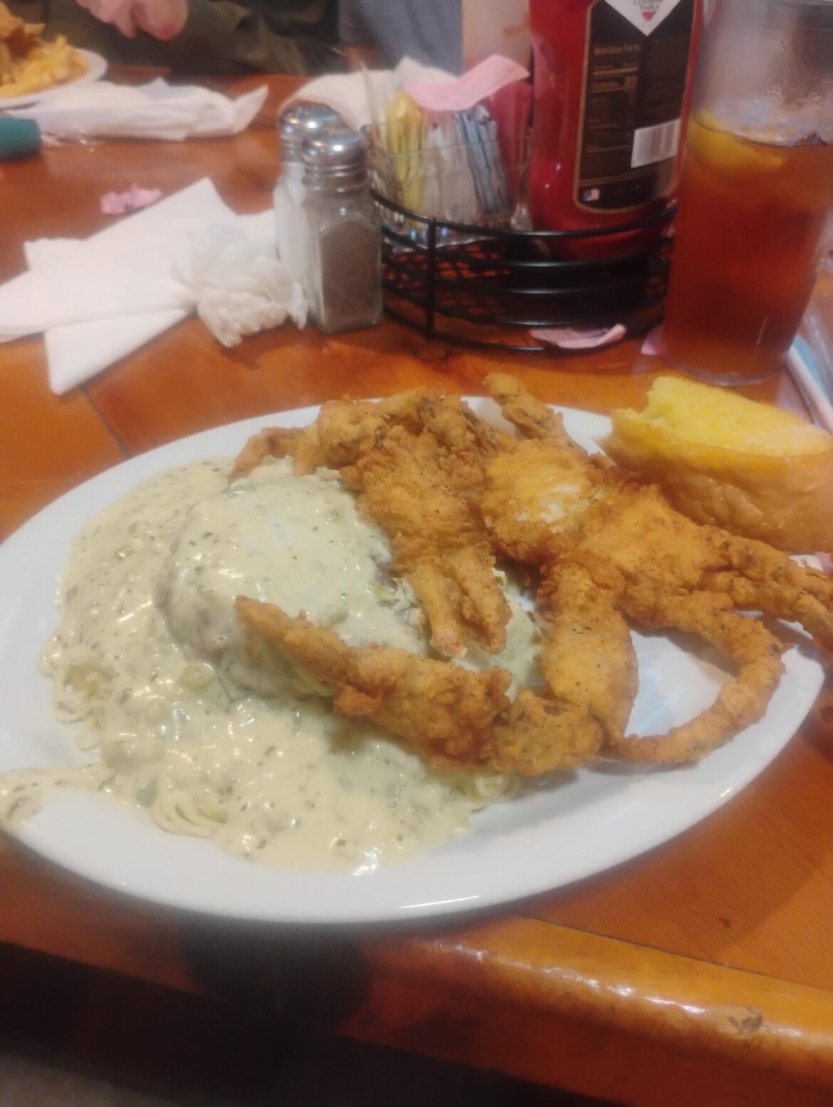 Fried soft shell crab, 🦀 crab cake, angel hair pasta, with white sauce and garlic 🧄 bread 🍞