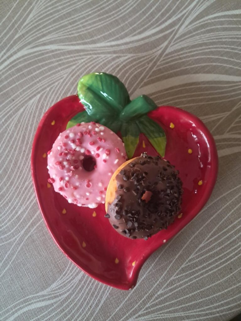 Calories in 2 mini donuts? Is 240 fine? This is a small plate