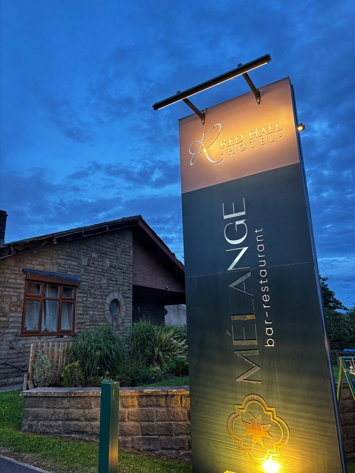 red hall hotel restaurant