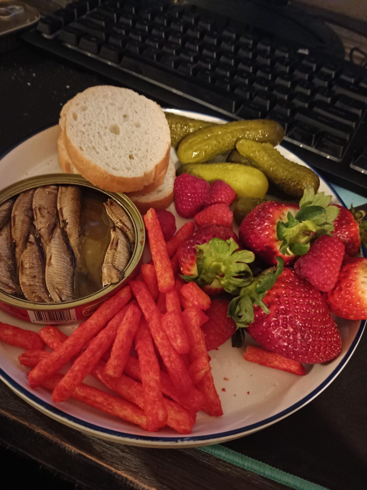 Everyone's freaking out over the muscles and blackberries dude so thought id show y'all my to go plate