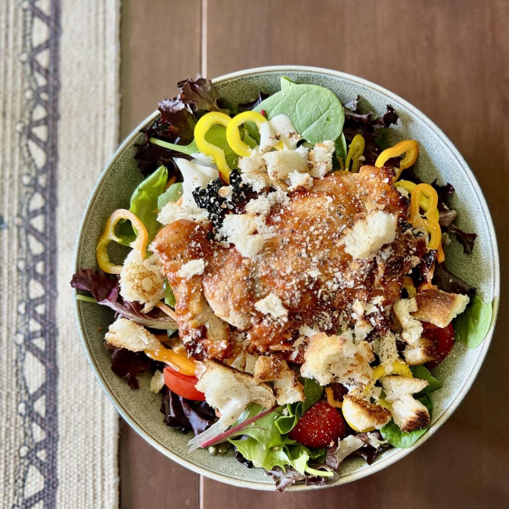 Salad with bbq chicken and homemade croutons 472 calories
