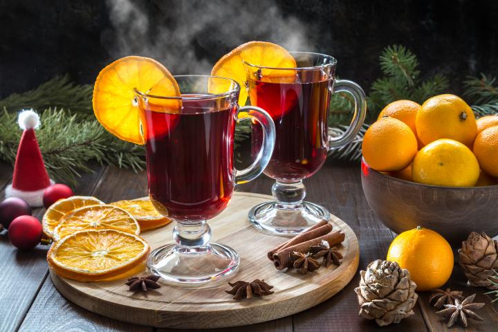 mulled wine in glass mugs