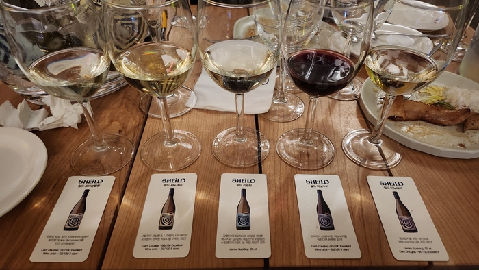 Wine from SHEiLD. From left, sauvignon blanc, chardonnay, riesling, pinot nois, pinot gris. Reporter Ahn Byung-joon.