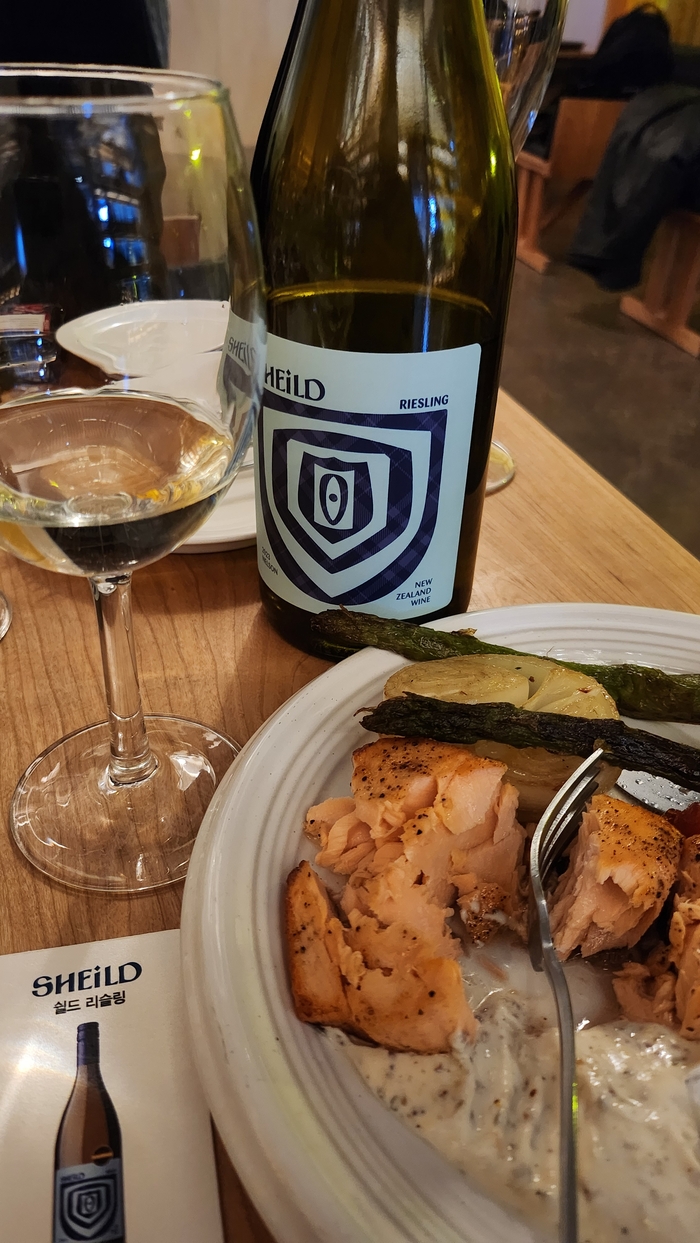 Shield Riesling 2023 and Tab Shop Bar Salmon Steak. Reporter Ahn Byung-joon.