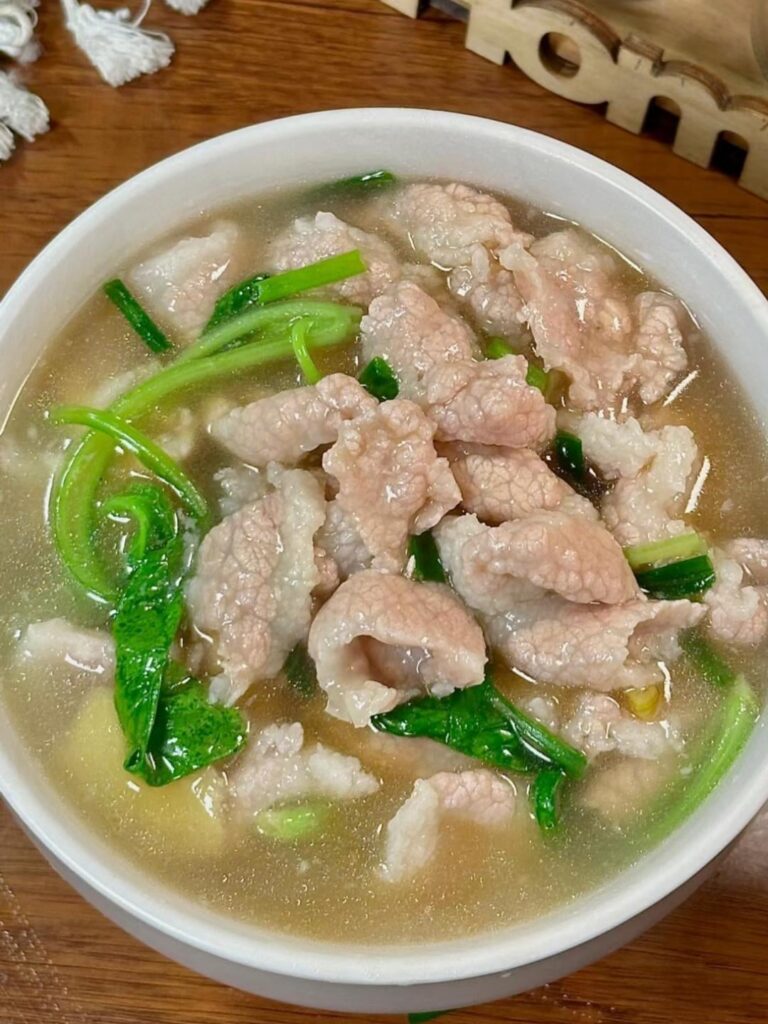This homemade pork soup🥩 is simple and comforting, ready in just a few minutes. It brings a gentle, soothing flavor that feels like something you'd want after a long day. RECIPE BELOW