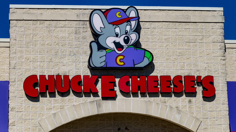 Chuck E. Cheese sign