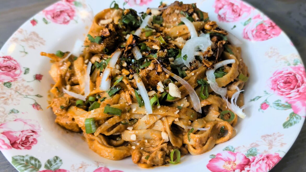 Spicy Burmese creamy chicken curry noodles