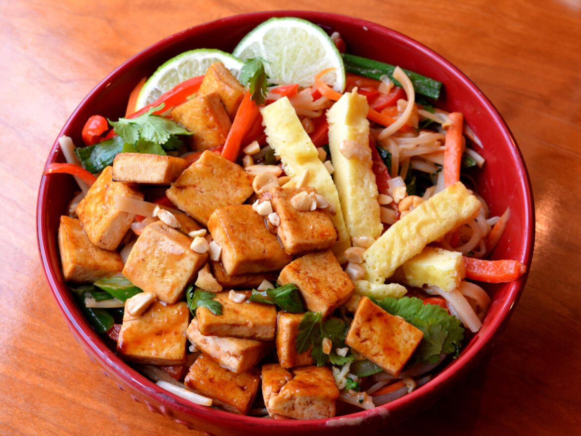 Made a vegan Pad Thai with 43 g of protein. (484 cal)