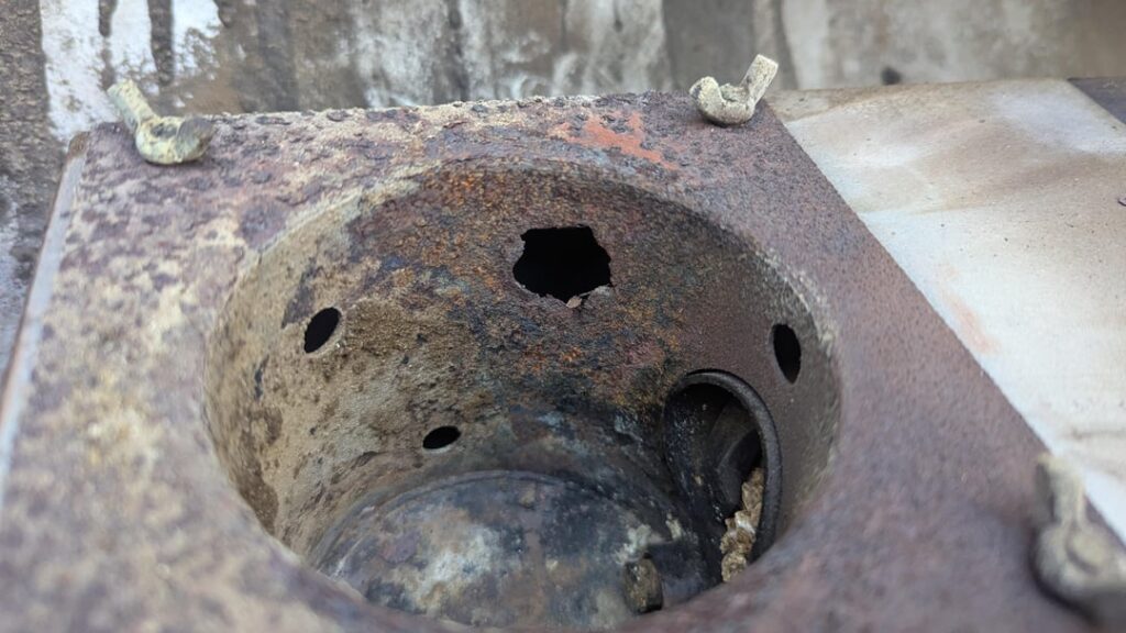 Rusted hot pot and baffle