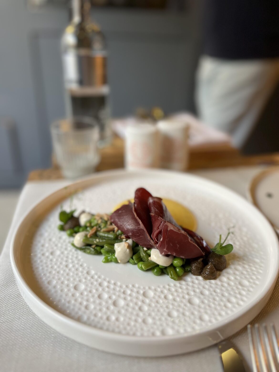Wagyu bresaola, green beans and peas, smoked onion sauce and mayonnaise and bernaise sauce