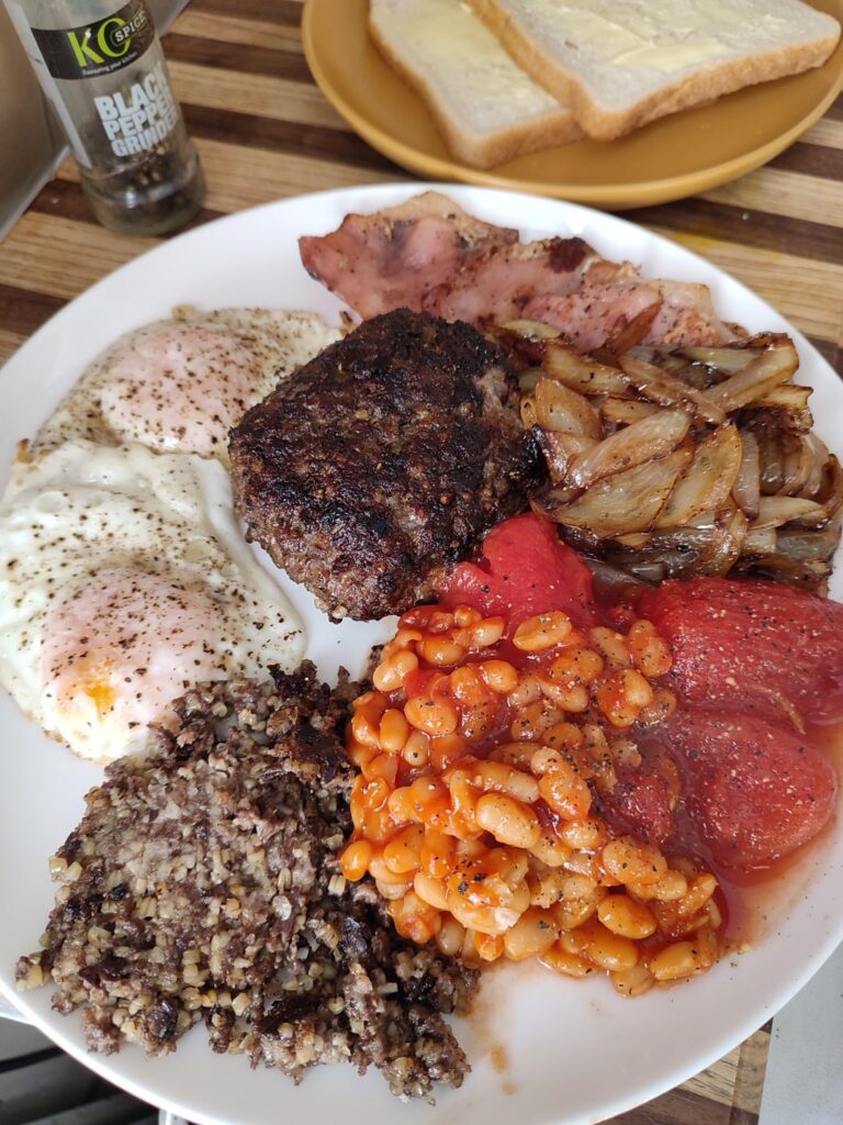 I made a beef and haggis patty to go with more haggis and other stuff. Absolutely delicious 😋