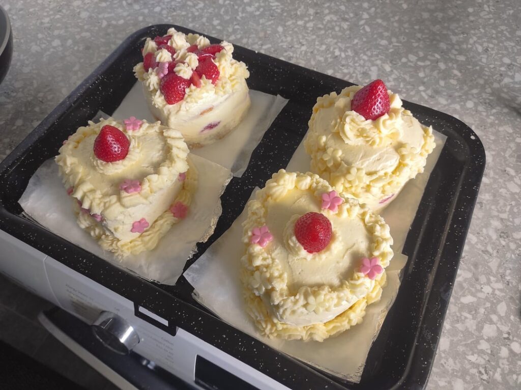 Mine heart cakes that I made for my coworkers! 🍓