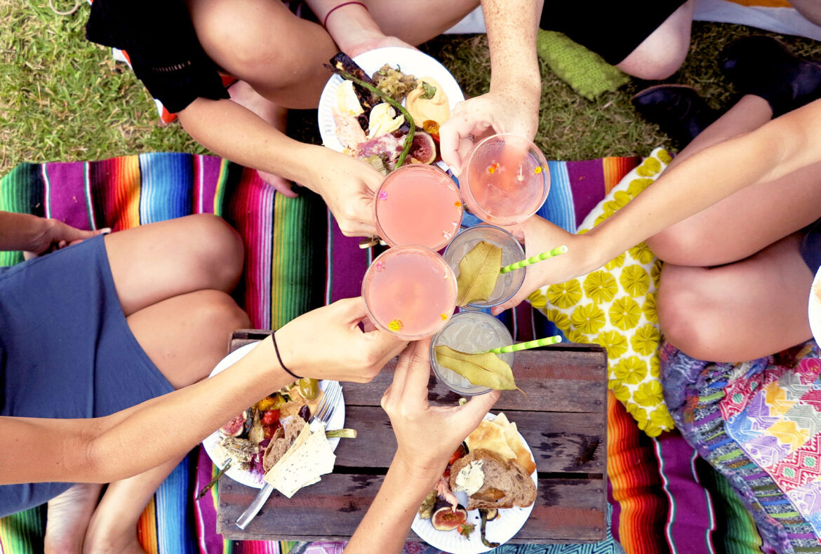 8 best light and refreshing cocktails for cookouts and picnics Cocktail summer party (Getty Images/Michelle Campano)