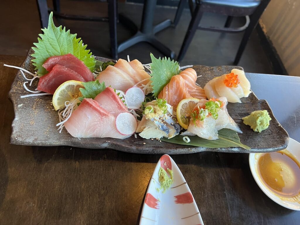 Yesterday’s last sushi stop: Sakae in Burlingame, CA for Sashimi Deluxe appetizer and a spicy tuna roll.