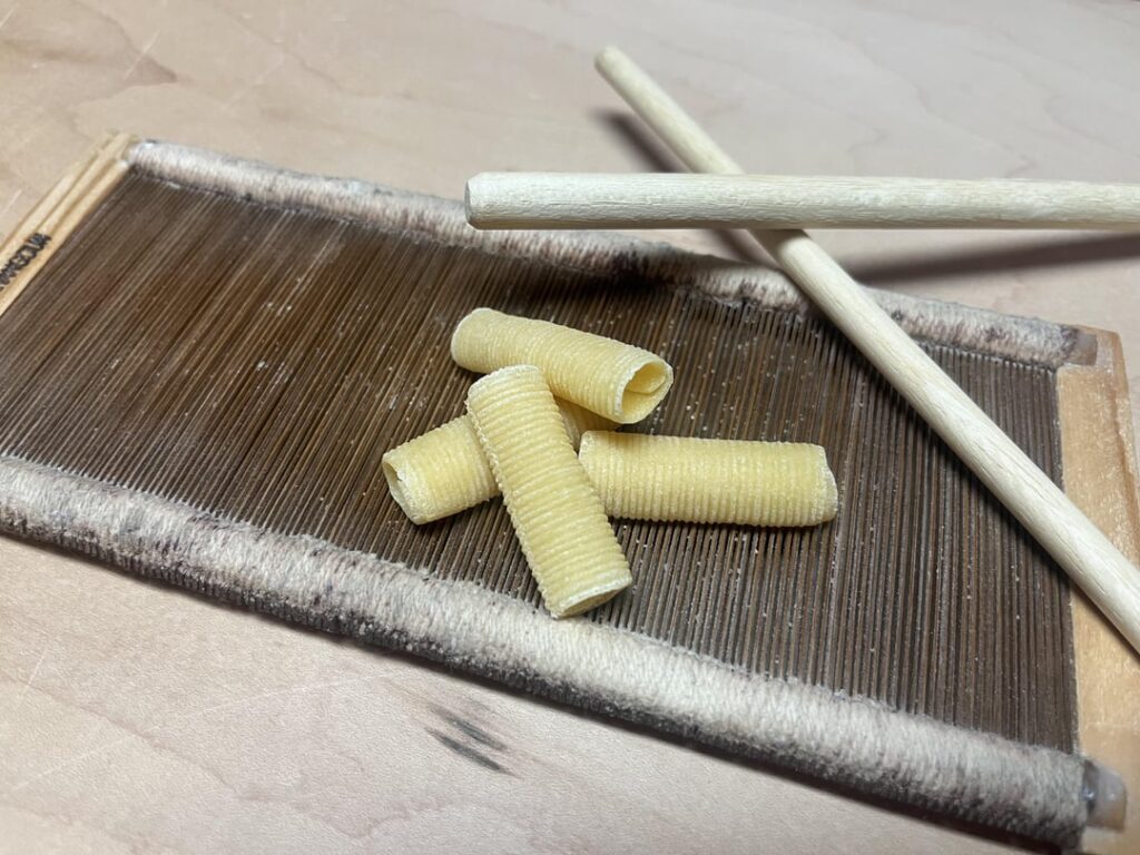 Maccheroni al pettine with spinach sauce, ricotta, and ham