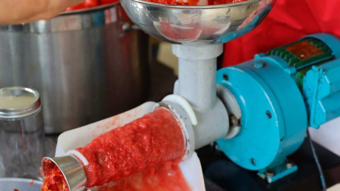 The recipe for homemade passata: tomatoes, family and a community tradition Sauce day