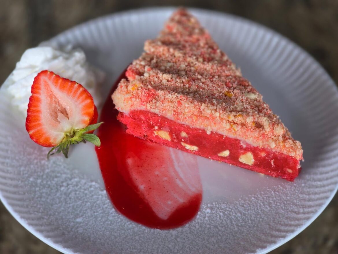 GUYSSSS the restaurant I work in has paired up with me & has started selling my baked goods on the dessert menu! Just so proud right now. We are starting off with my (semi)famous Strawberry Crunch Blondies!