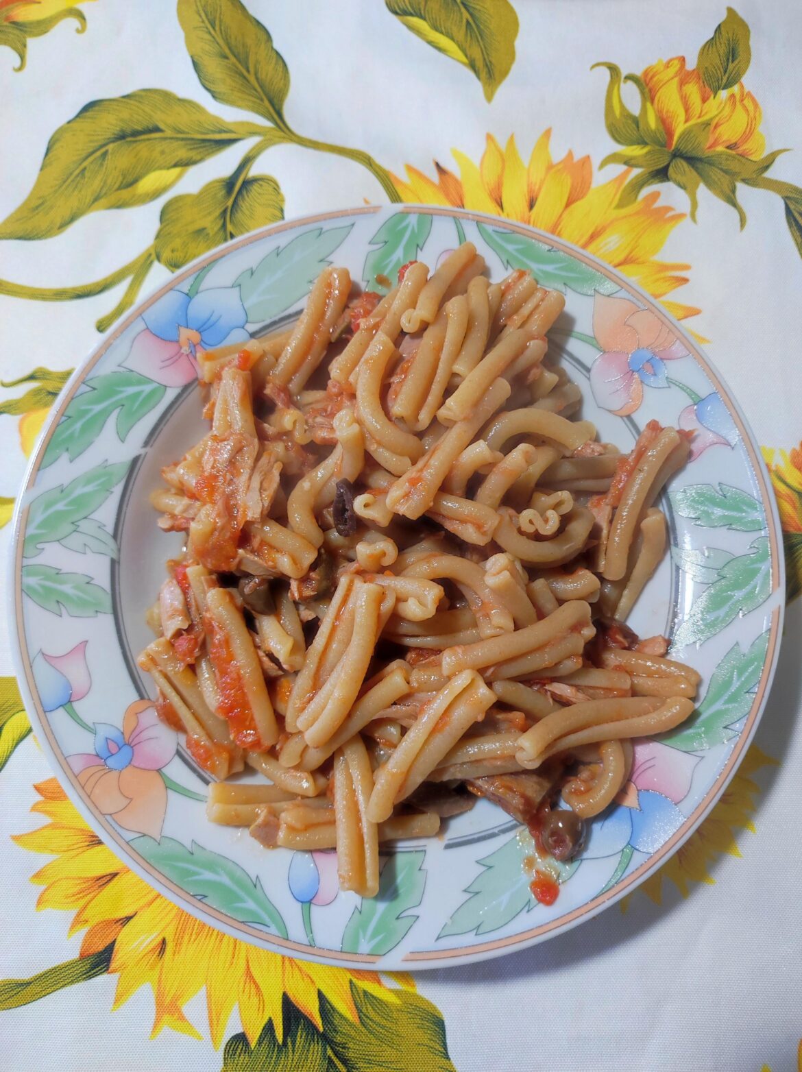 Do you put Parmigiano on your tuna pasta? (I do: 😋pasta with tuna, tomato sauce, olives an Parmigiano - Casarecce con tonno, salsa di pomodoro, olive taggiasche e parmigiano)