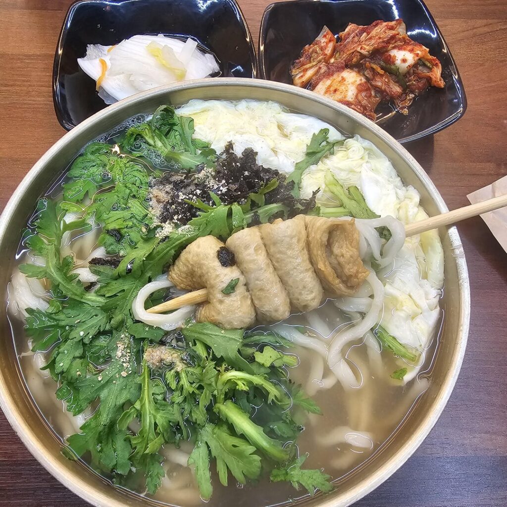 Kalguksu and kimchis