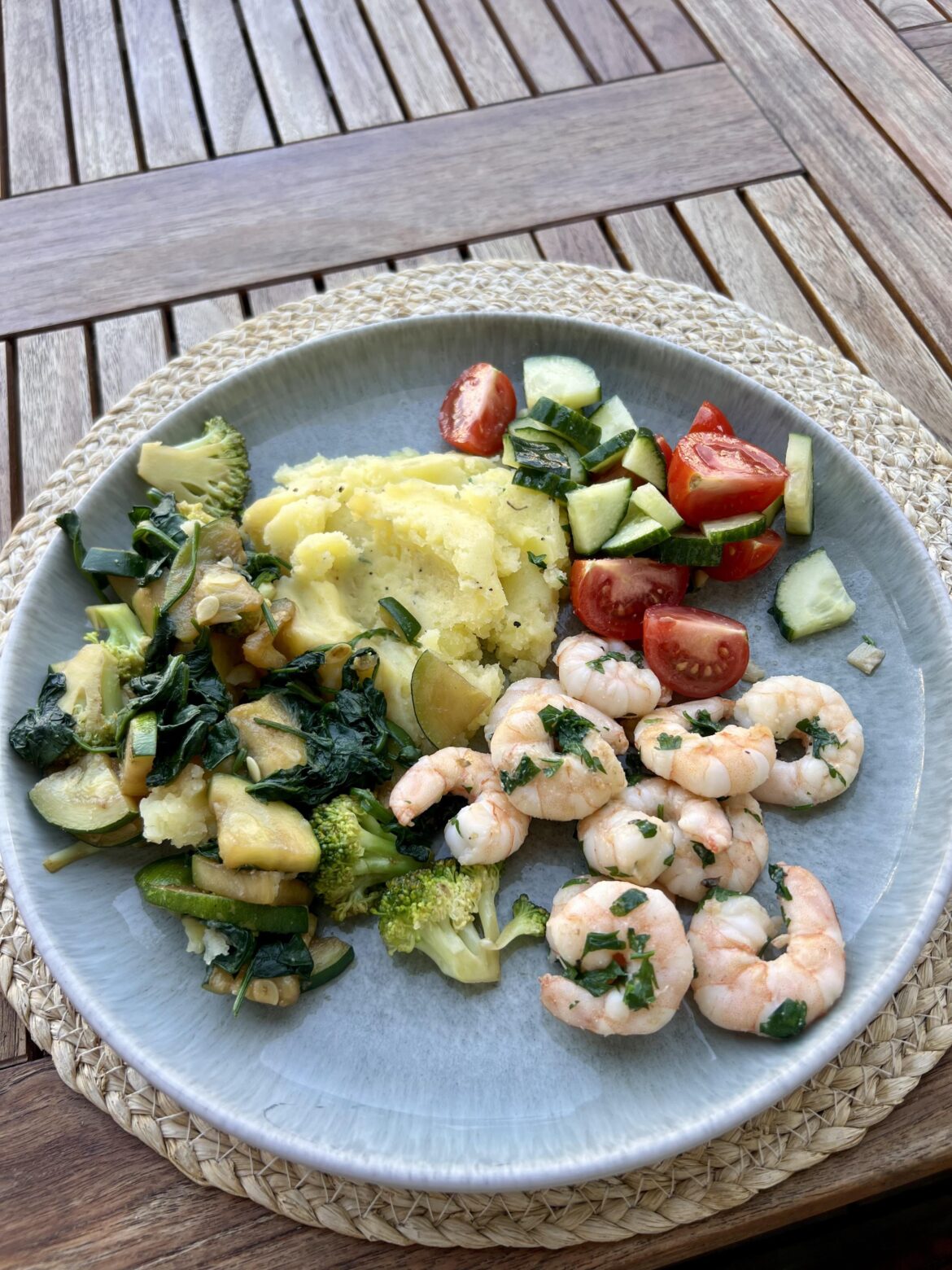 Garlic parsley shrimps with mashed potatoes, greens and cucumber tomato balsamic salad 🥗