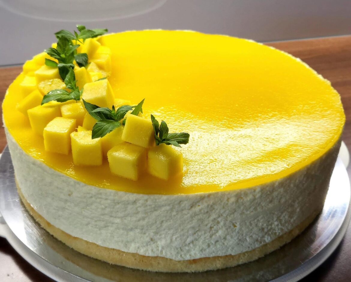 [homemade] My first pineapple cake!