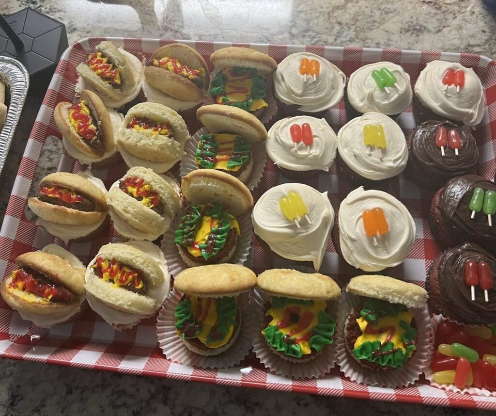 I thought you guys might approve of Aunt Kelly's 4th of July cupcakes 🇺🇸❤️