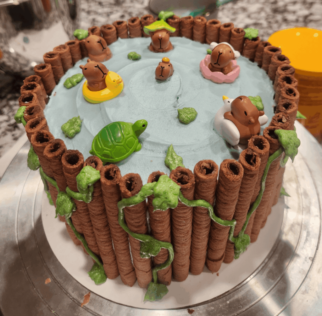 I made a capybara cake for my friend's daughter's birthday