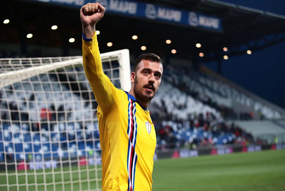 epa05269125 Sampdoria's goalkeeper Emiliano Viviano reacts after the Italian Serie A soccer match between US Sassuolo Calcio and UC Sampdoria in Reggio Emilia, Italy, 20 April 2016. The match ended 0-0. EPA/SERENA CAMPANINI