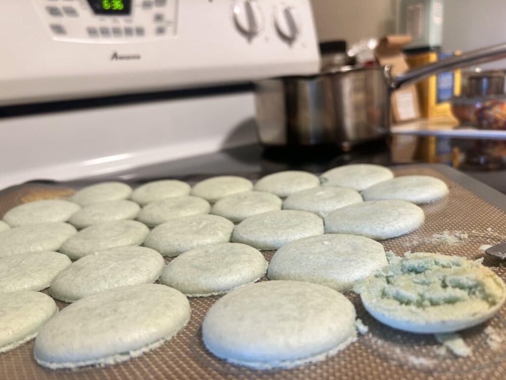 help! macarons have no feet and bottoms are sticky
