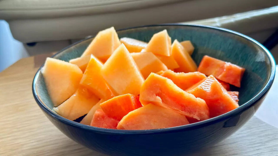 5 things to add to a bowl of papaya to make it a complete breakfast