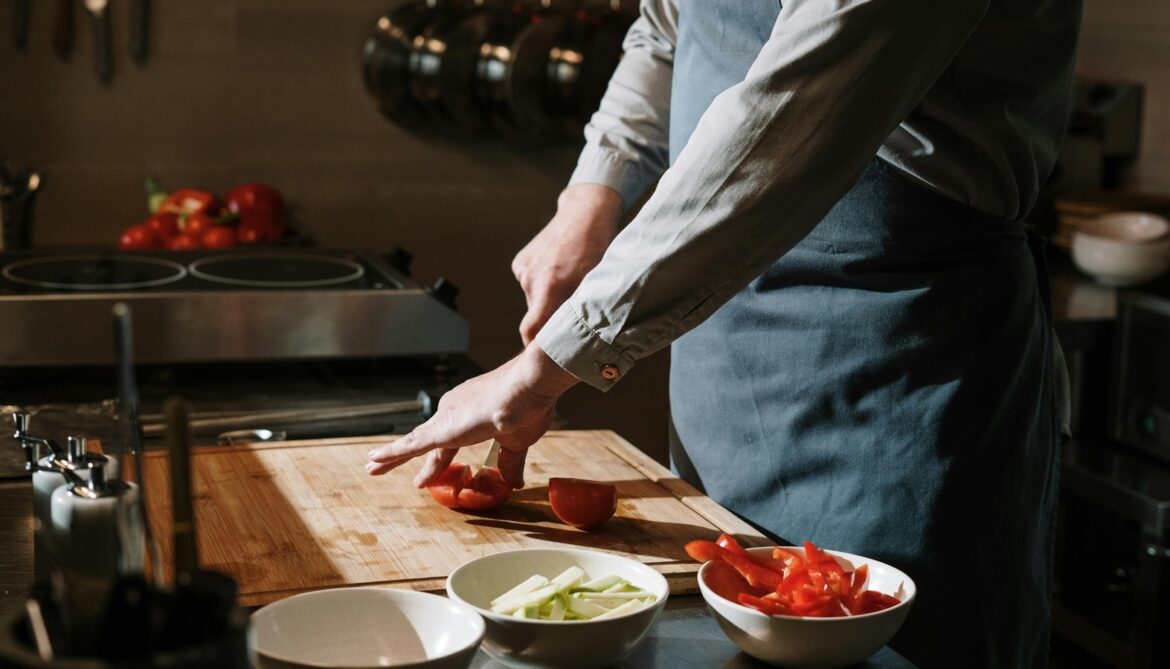 Mumbai 'maharaj' charges ₹18,000 per month, cooks in 10-12 homes a day: '30 minutes per house' | Trending