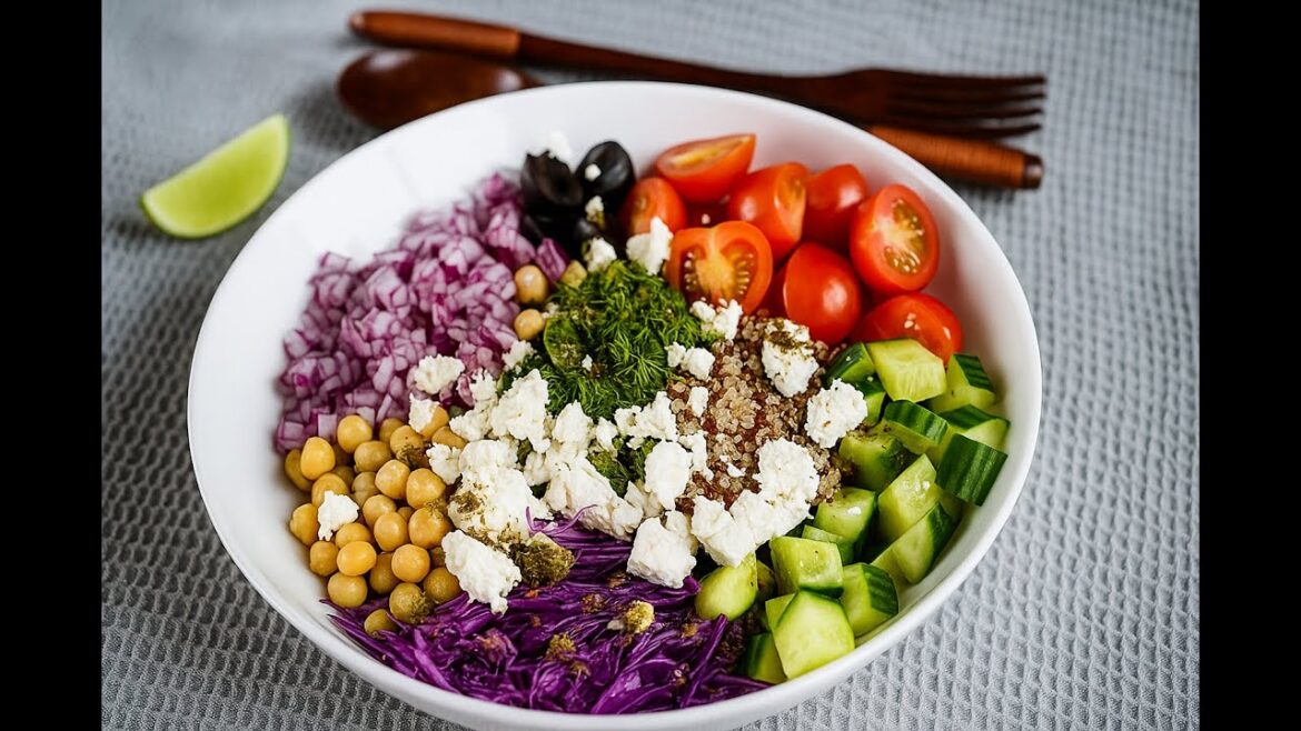 Easy Mediterranean Quinoa & Chickpeas Buddha Bowl #buddhabowls #mediterraneansalad #summermeal
