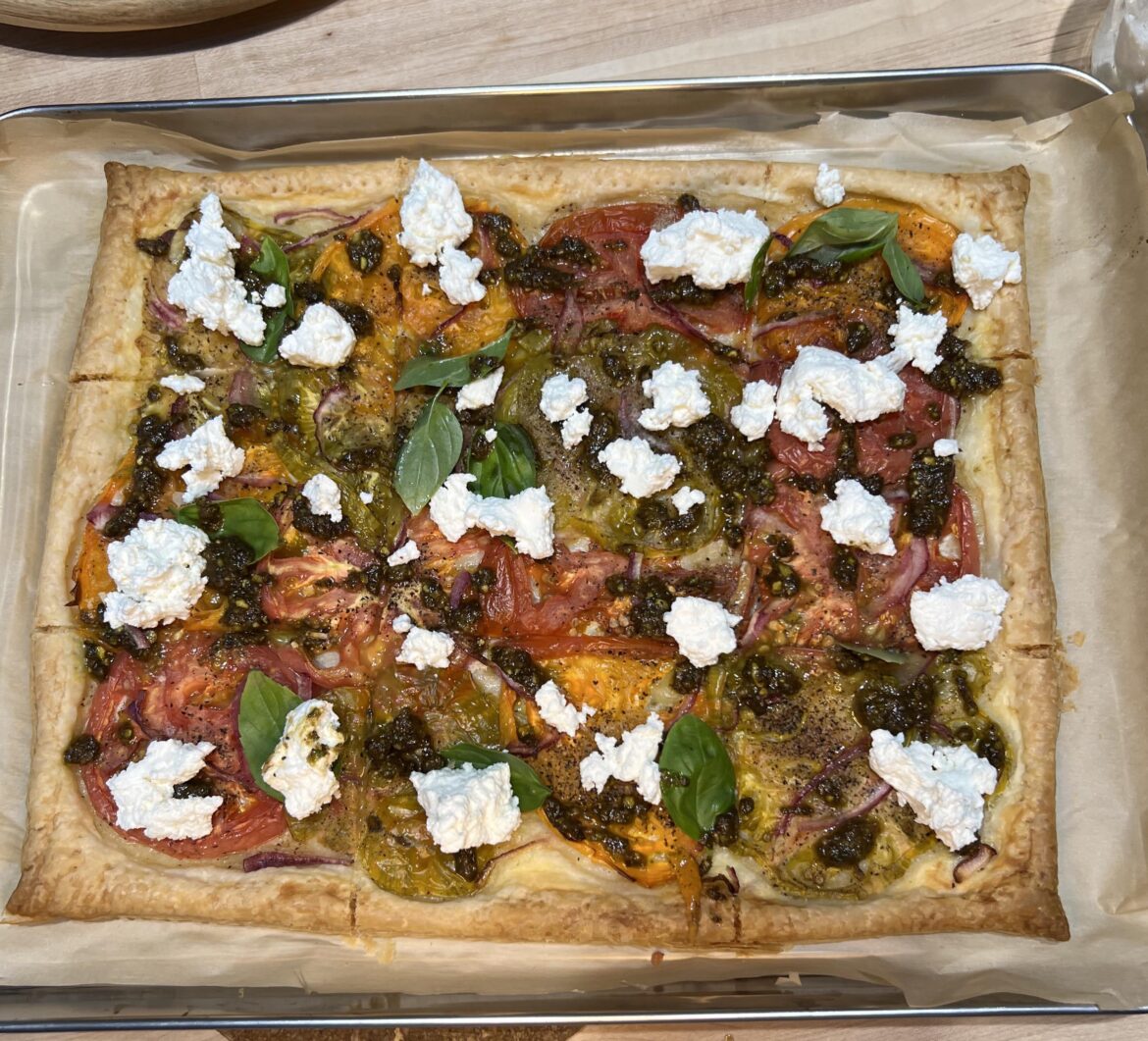 Roasted tomato tart with ricotta and pesto !