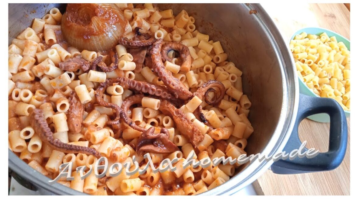 Μοσχοχτάποδο με κοφτό μακαρονάκι | Μοσχιός(χταποδάκι) κοκκινιστό με κοφτά μακαρόνια (musky octopus) Μοσχοχτάποδο με κοφτό μακαρονάκι | Μοσχιός(χταποδάκι) κοκκινιστό με κοφτά μακαρόνια (musky octopus)