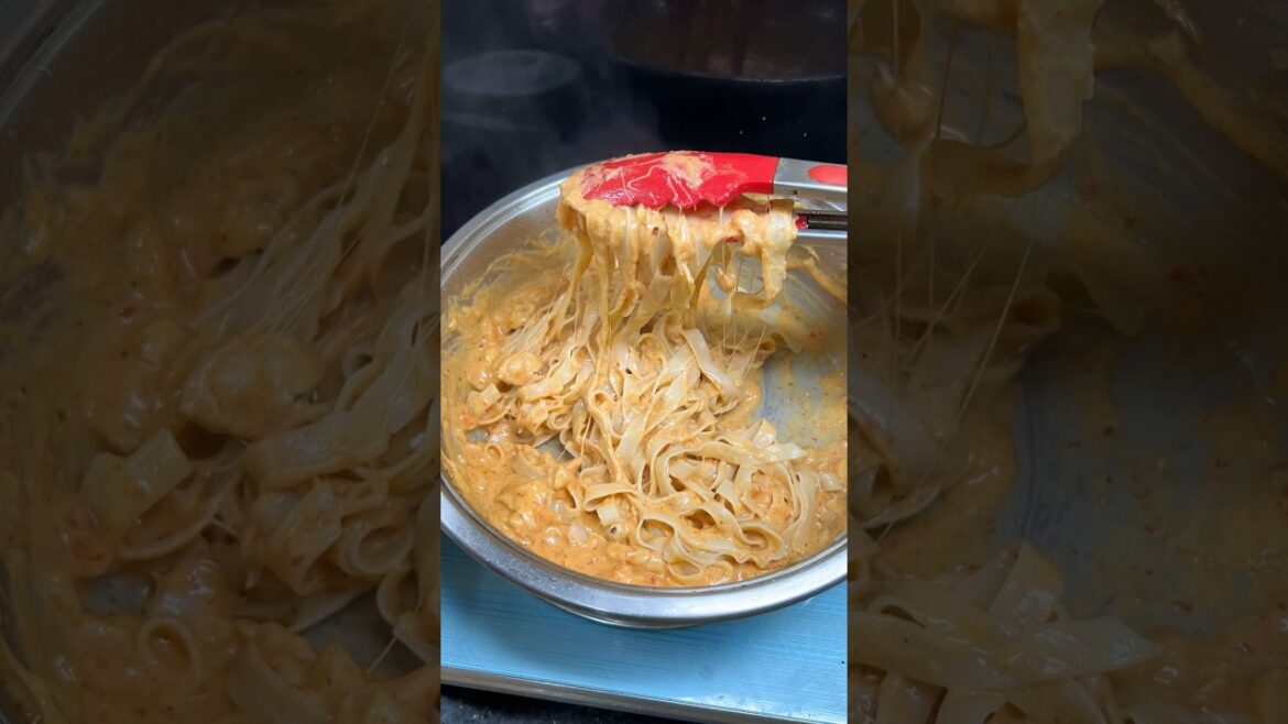 Creamy Garlic Fettuccine Alfredo #pasta #recipe #creamy #cheesy#shorts #ytshorts