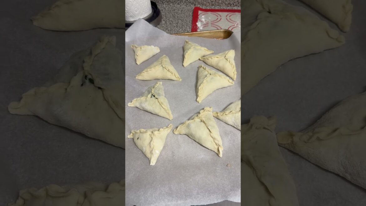 Spinach pies& cheese sumbusek #food #lebaneserecipe