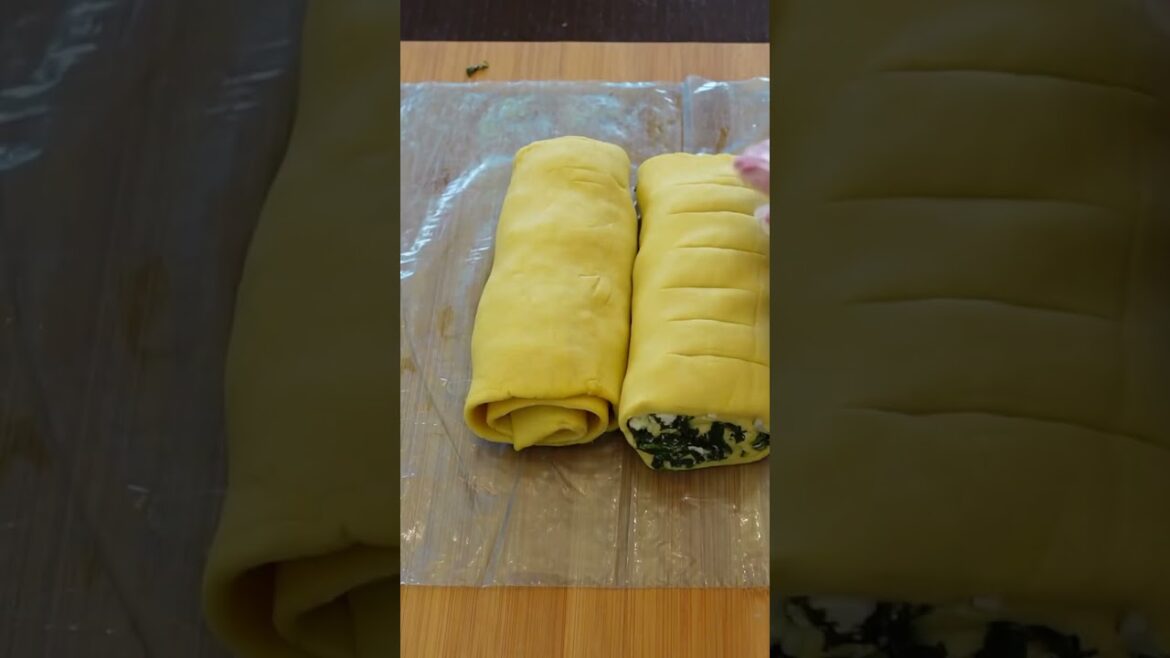 PUFF PASTRY SPINACH FETA CHEESE PIES #food #recipe #cooking #motivation #youtubeshorts #youtube