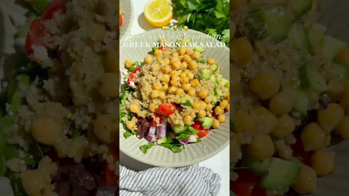Greek quinoa salad: Click the link in my bio and then select the photo to get the recipe ❤️