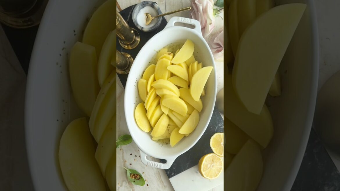 This One Pan Greek Lemon Garlic Potatoes are spot on! #potato #easyrecipe #fooddolls