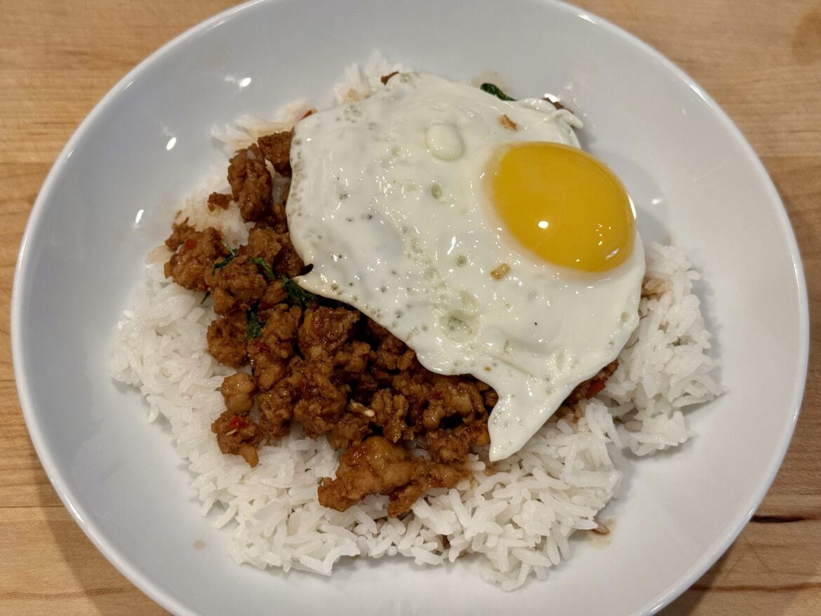 [homemade] Spicy Thai Basil Chicken & Fried Eggs on Rice
