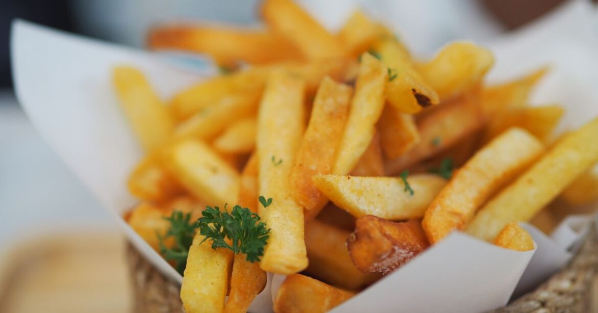 Easy cooking hack guarantees crispiest homemade oven chips ever Ipso logo